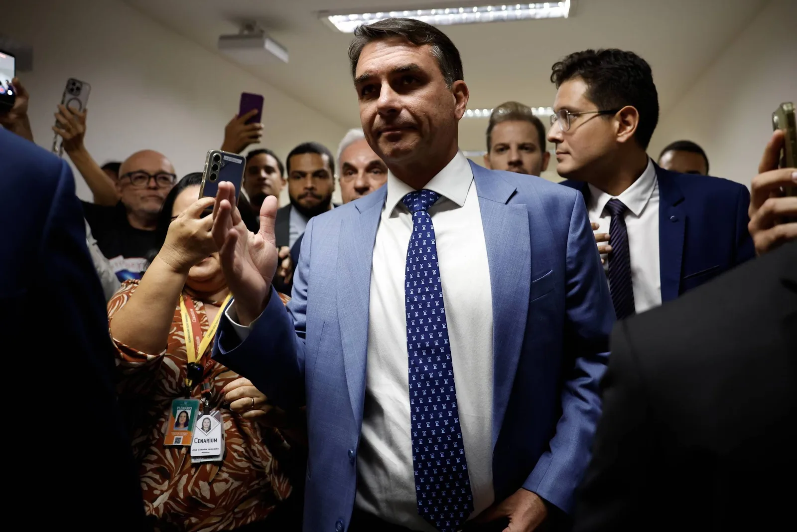 Campanha de Flávio Bolsonaro acusa Dino de invadir competência eleitoral