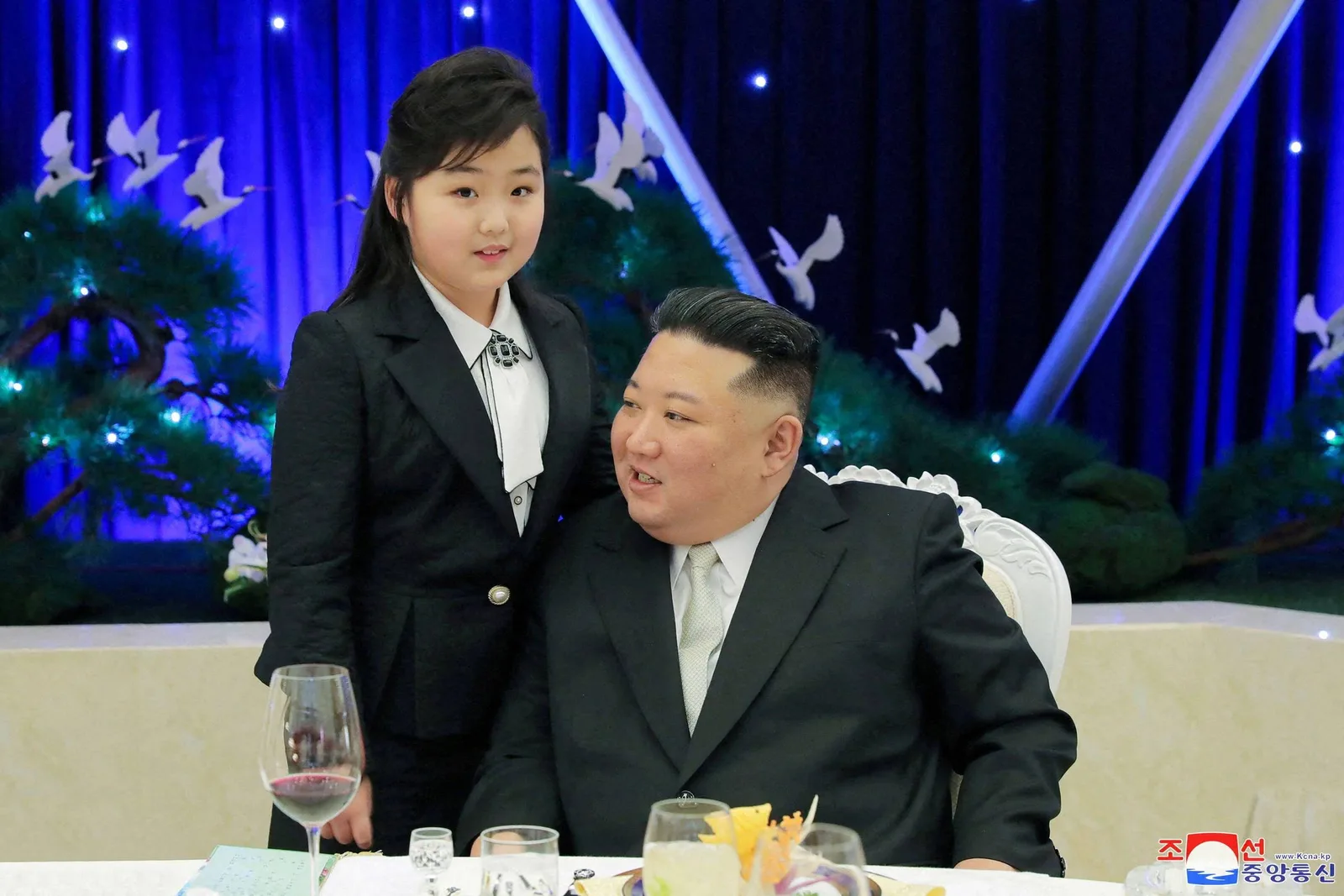 Participação pública de Kim Ju-ae amplia debate sobre sucessão na Coreia do Norte
