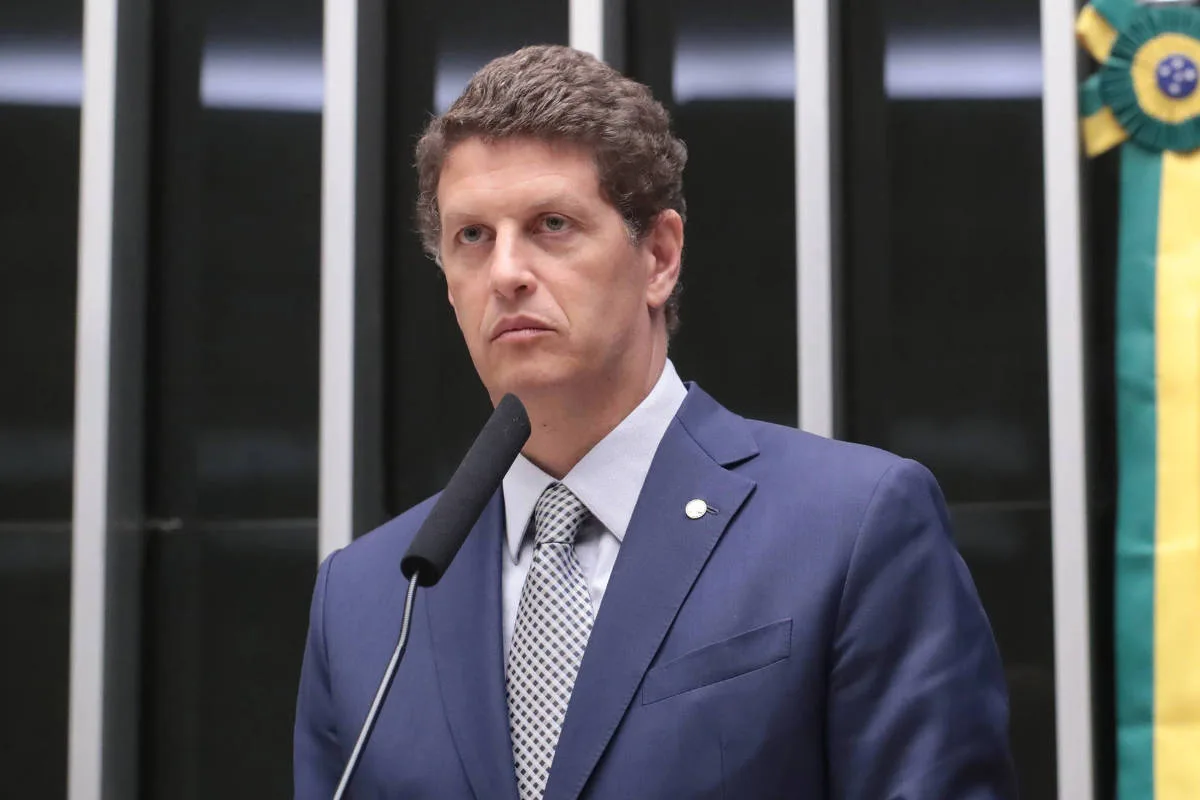 Salles muda de posição e apoia Derrite e André do Prado ao Senado