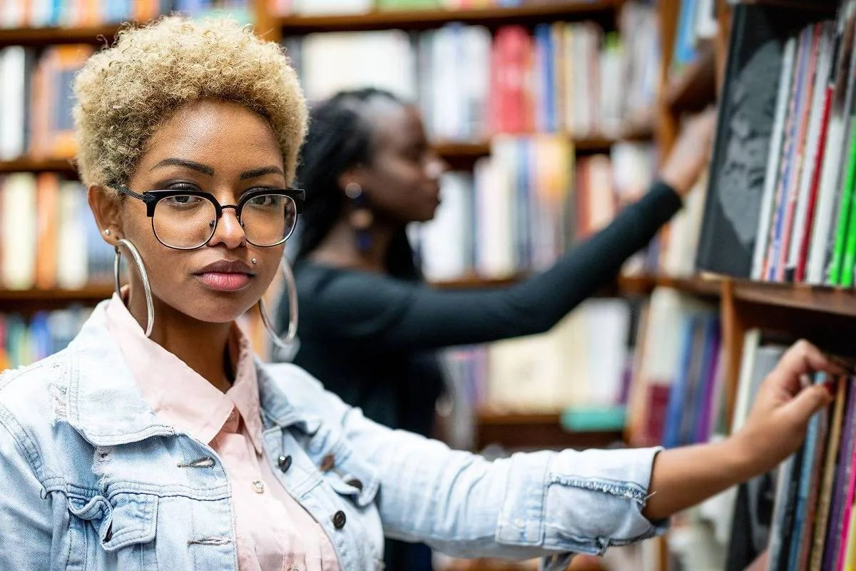 Como reconhecer e enfrentar a ansiedade social durante a universidade