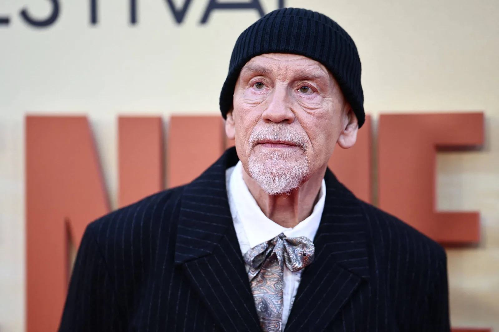 John Malkovich diz que campanhas do Oscar impulsionam público nos cinemas
