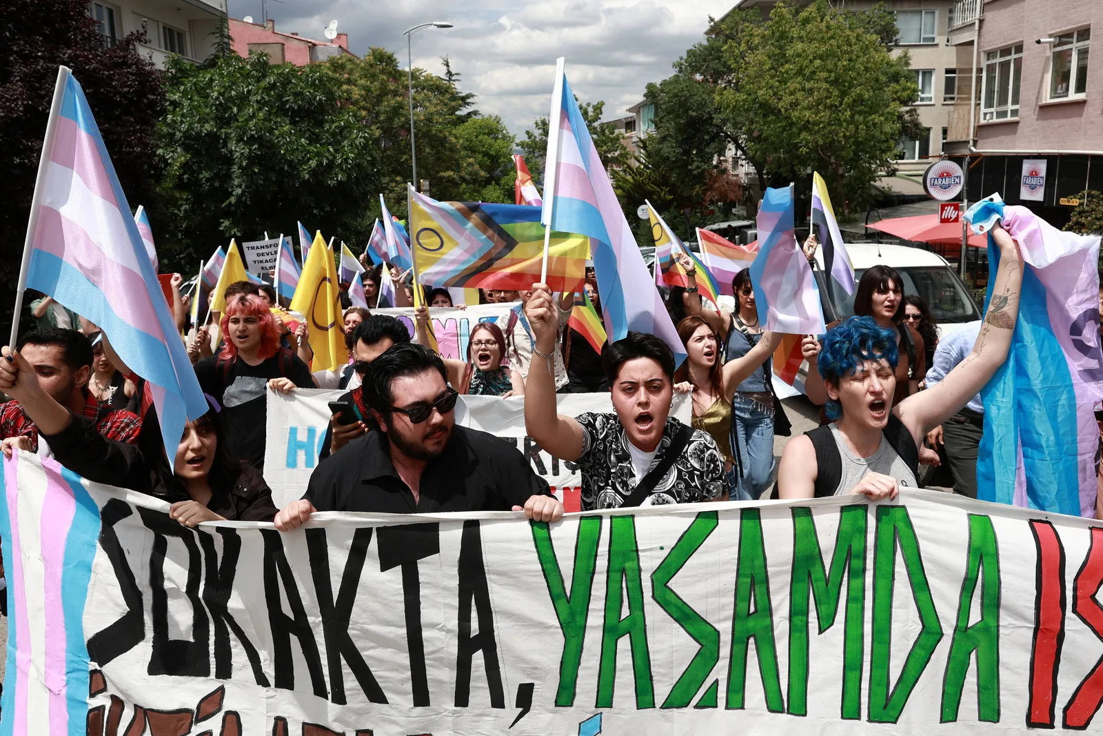 Turquia detém ativistas LGBTQIA+ em operação contra suposta influência sobre jovens