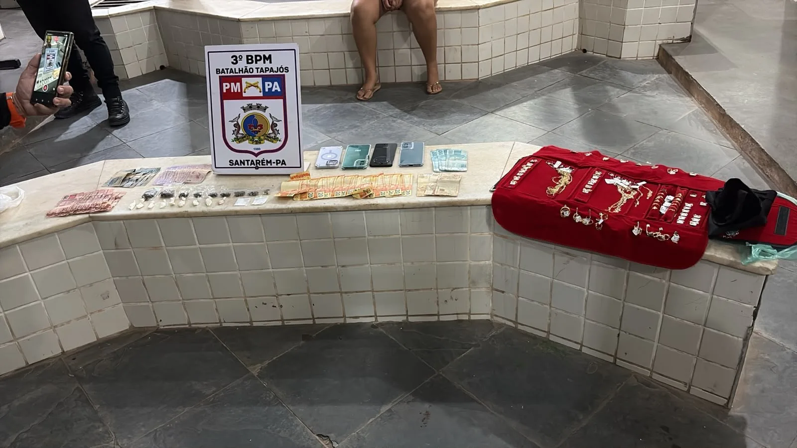 Ação da PM em Santarém termina com apreensão de drogas e joias