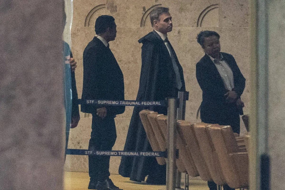 Sessão do STF termina sem decisão sobre rito e amplia divisão entre ministros