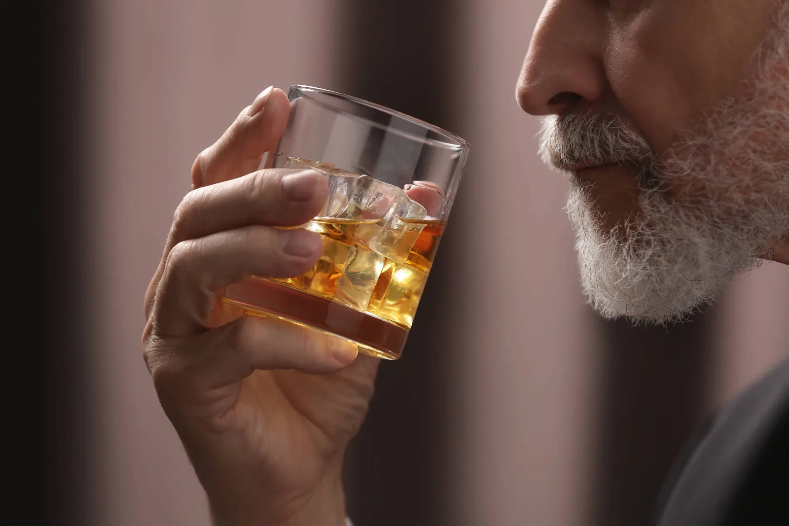 Estudos questionam suposta proteção do álcool contra o declínio cognitivo