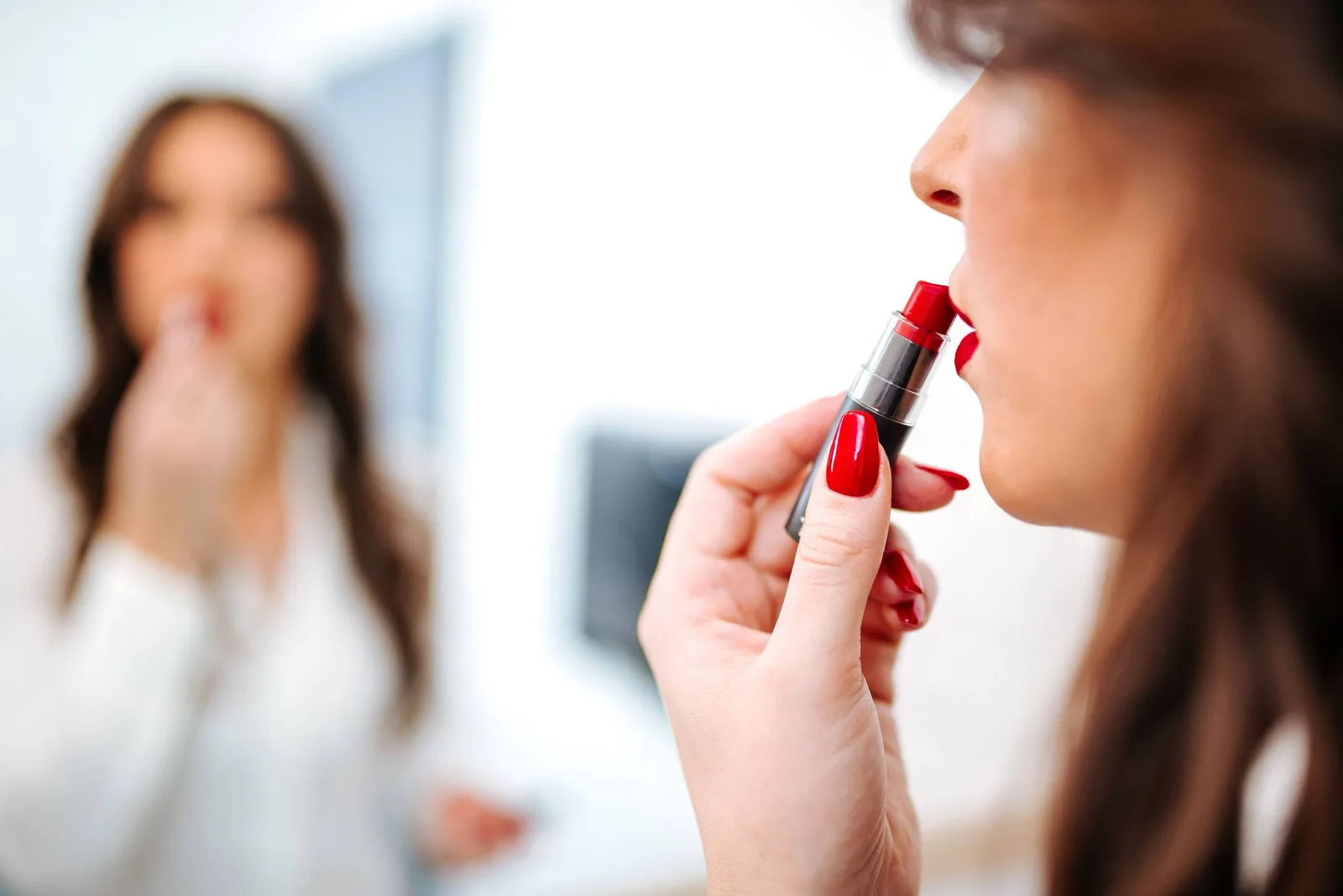 Batom vermelho pode continuar no trabalho com mudanças de acabamento
