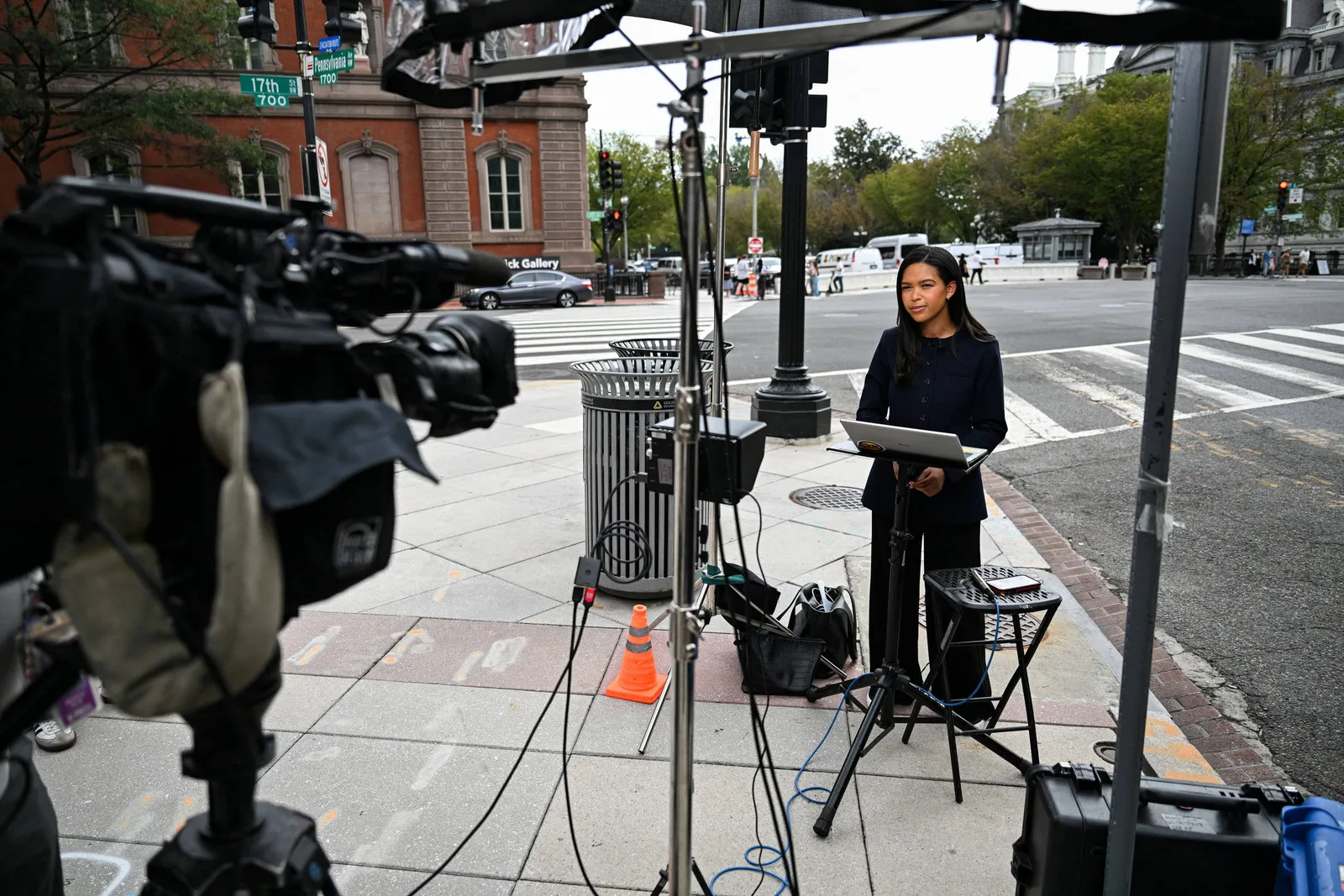 CNN, MS Now e Politico anunciam processo após restrição na Casa Branca