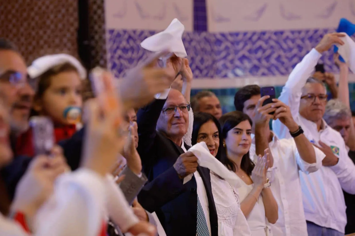 Alckmin participa de missa em Aparecida em meio a debate eleitoral sobre religião