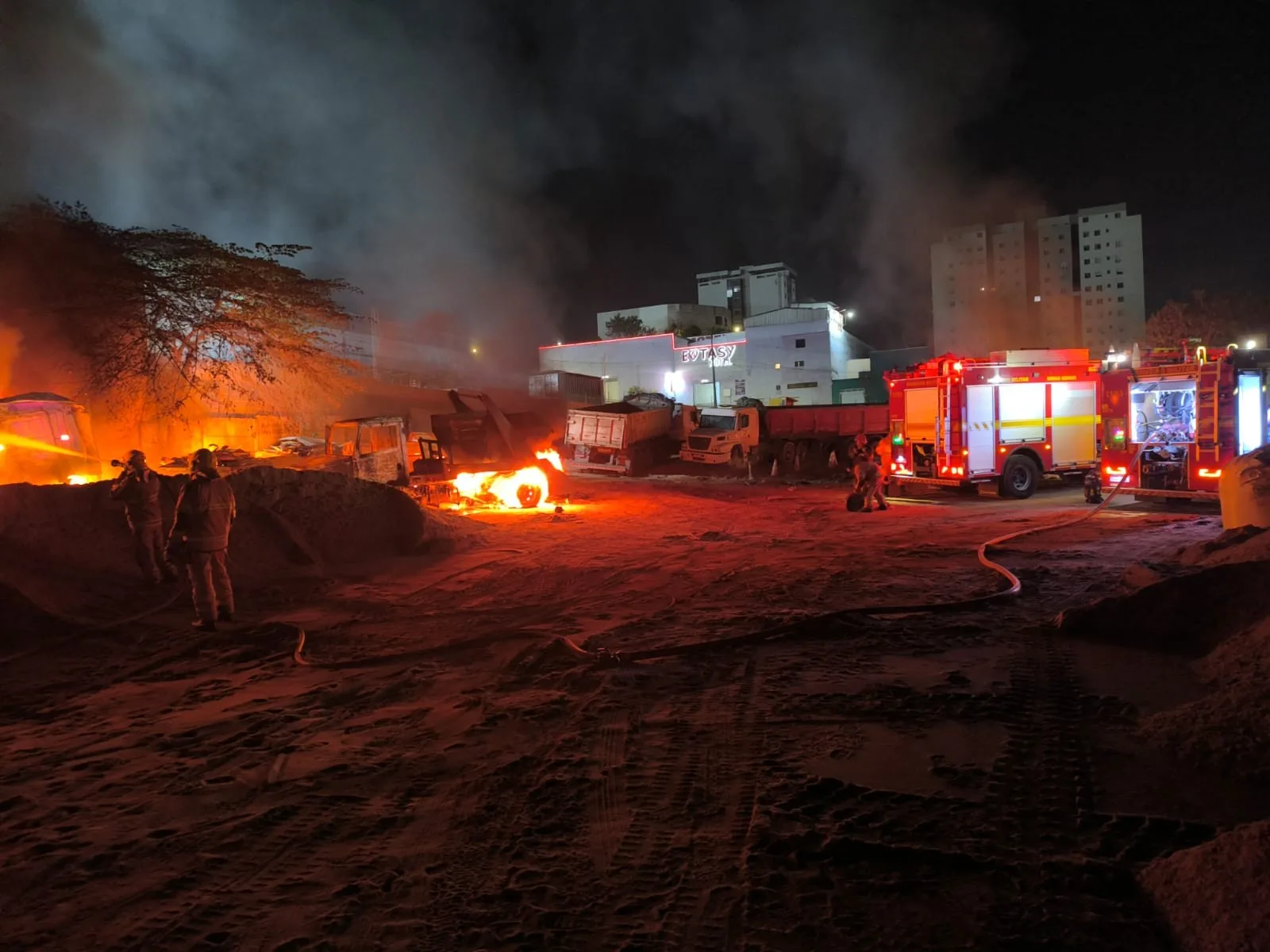 Bombeiros retiram máquinas da área de risco durante incêndio em Ipatinga