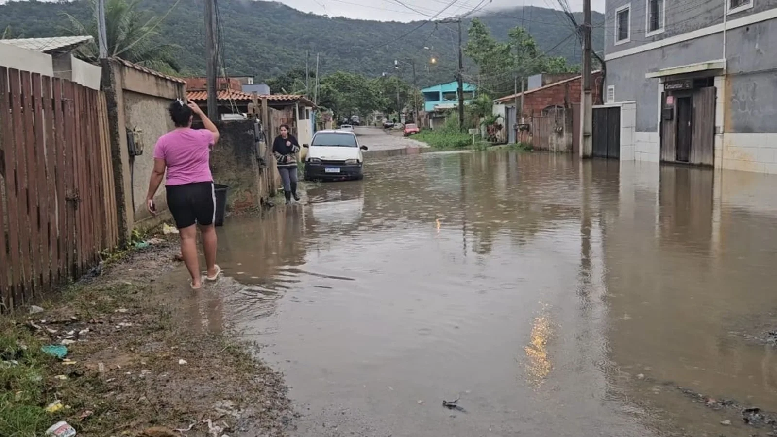 Alagamento invade casas e deixa famílias com perdas em Maricá