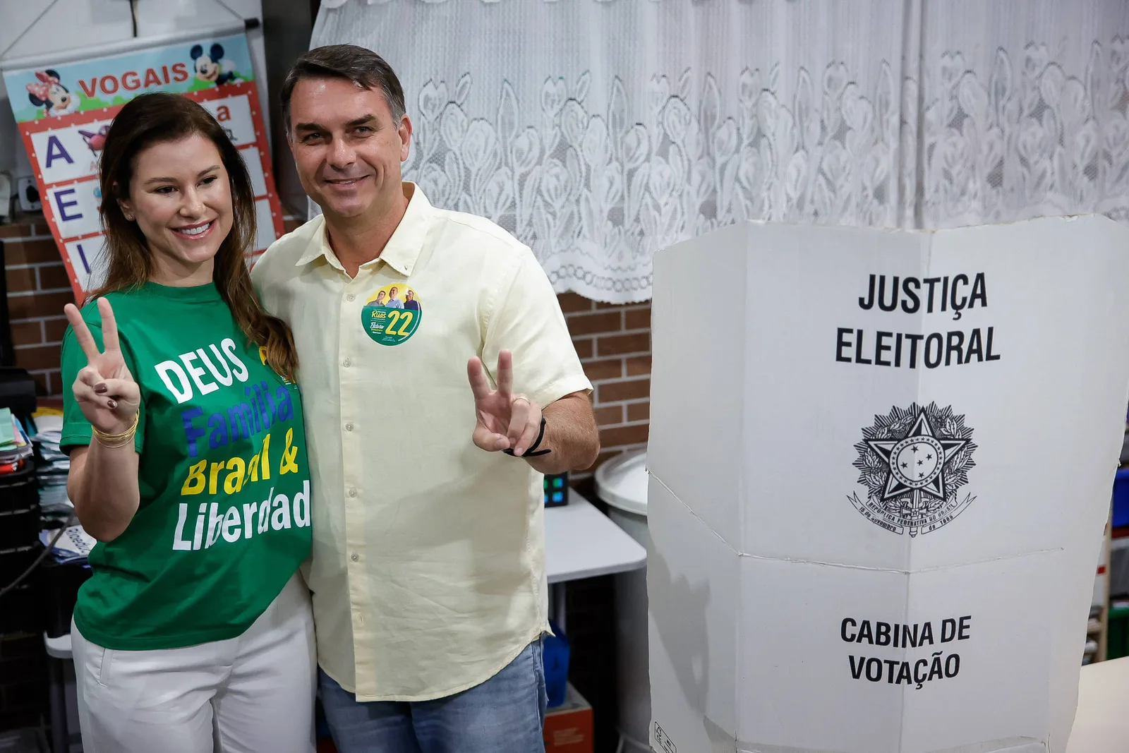 Flávio Bolsonaro afirma haver transferência de votos já no primeiro turno