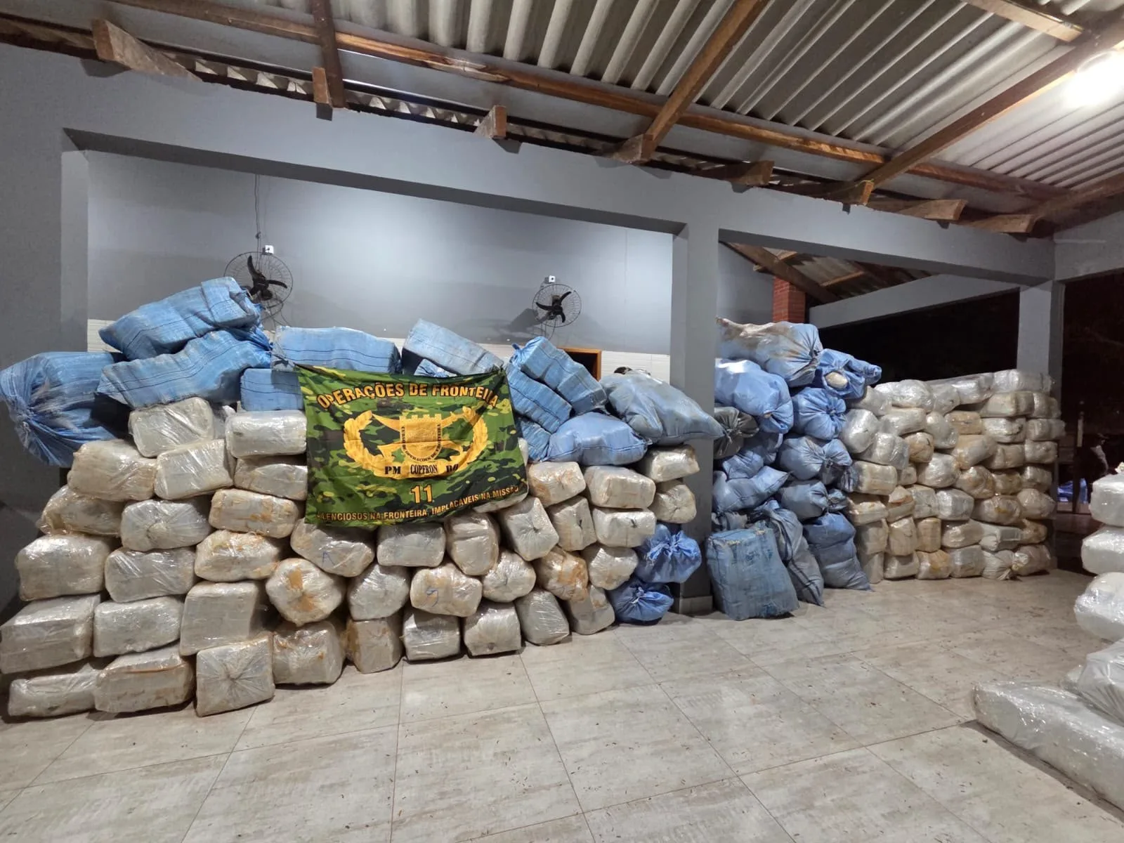 Polícia apreende skank, cocaína e dinheiro em imóvel rural de Monte Negro