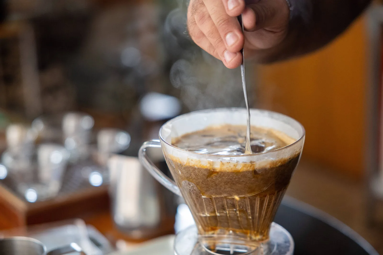 Como o café pode interferir em remédios, nutrientes e no funcionamento do organismo