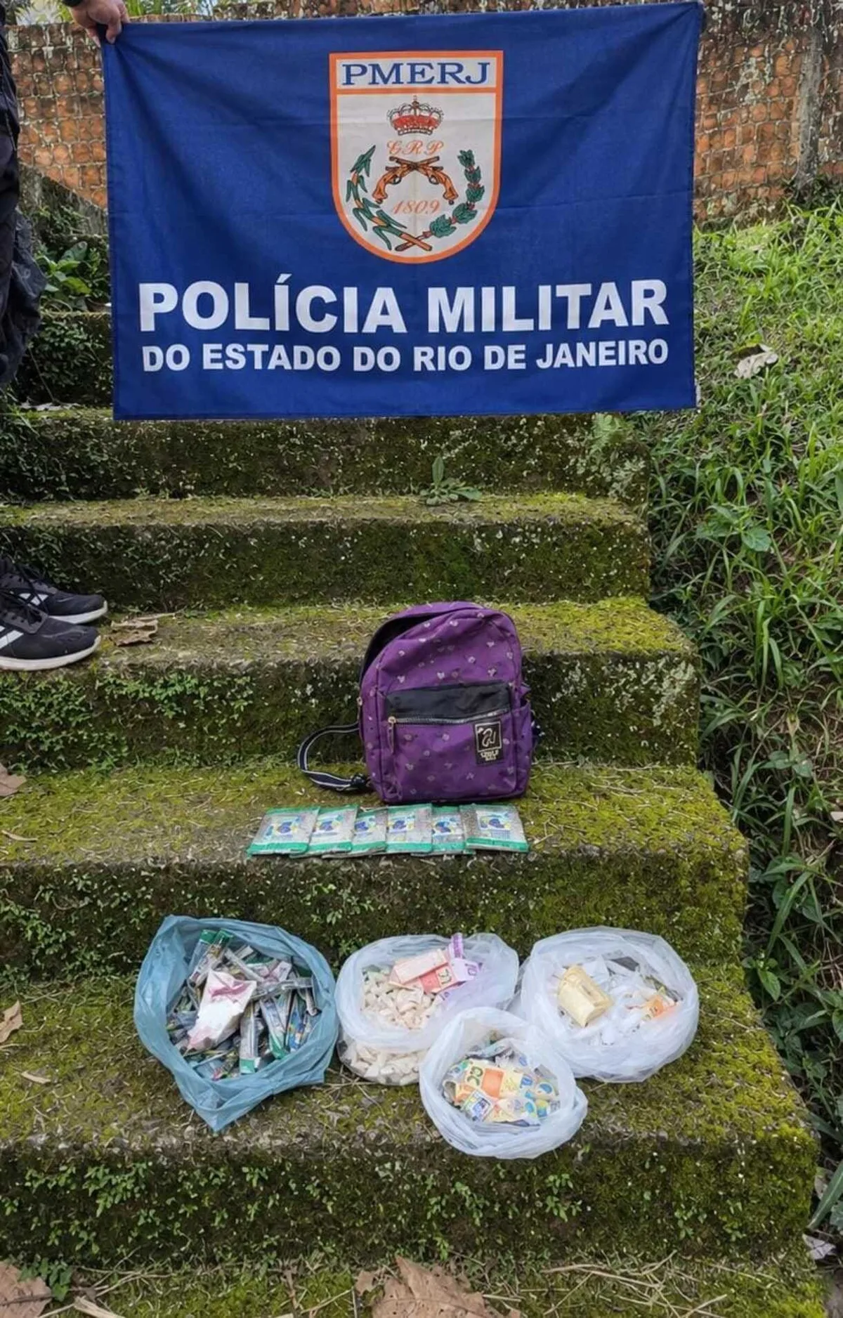 Homem é preso e adolescente apreendida com drogas em Angra dos Reis