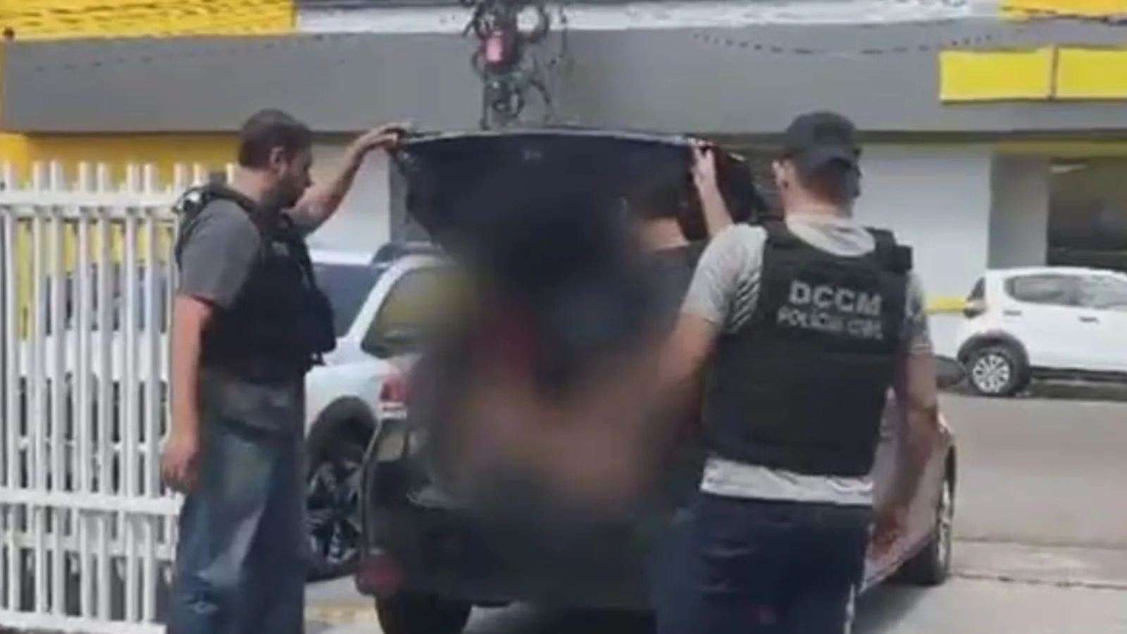 Vítima pede socorro a vizinhos após ser deixada ferida e trancada em casa