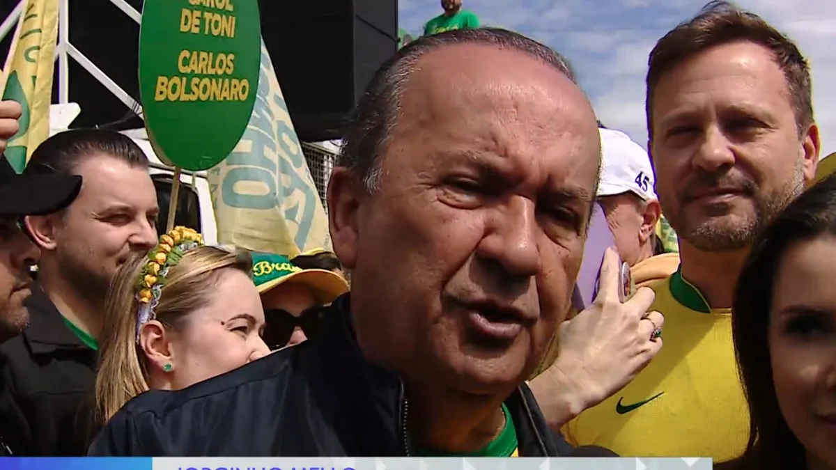 Jorginho Mello discursa em caminhada e grava programas eleitorais em Florianópolis