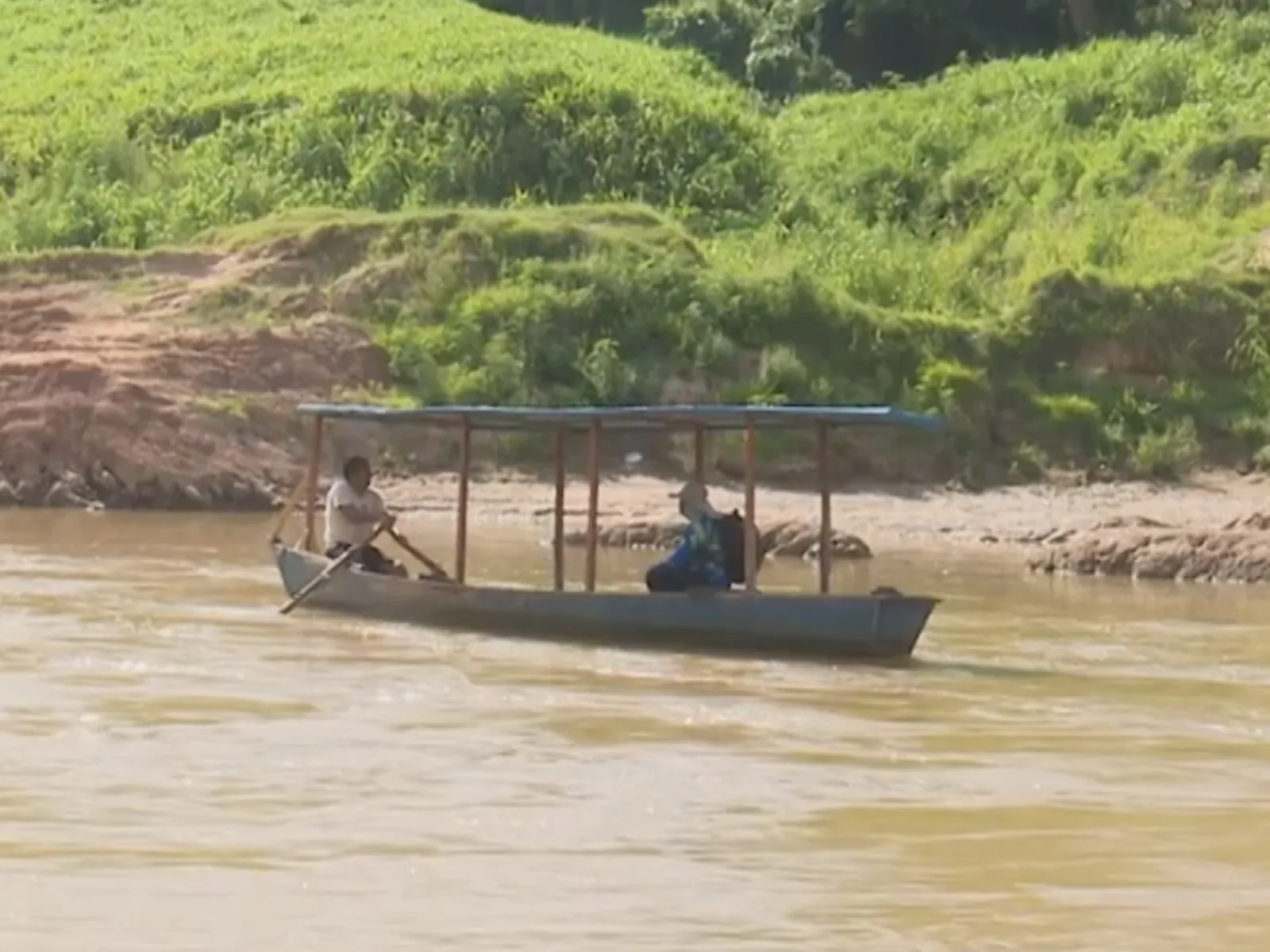 Rio Acre baixa e reduz transporte de catraias em Rio Branco