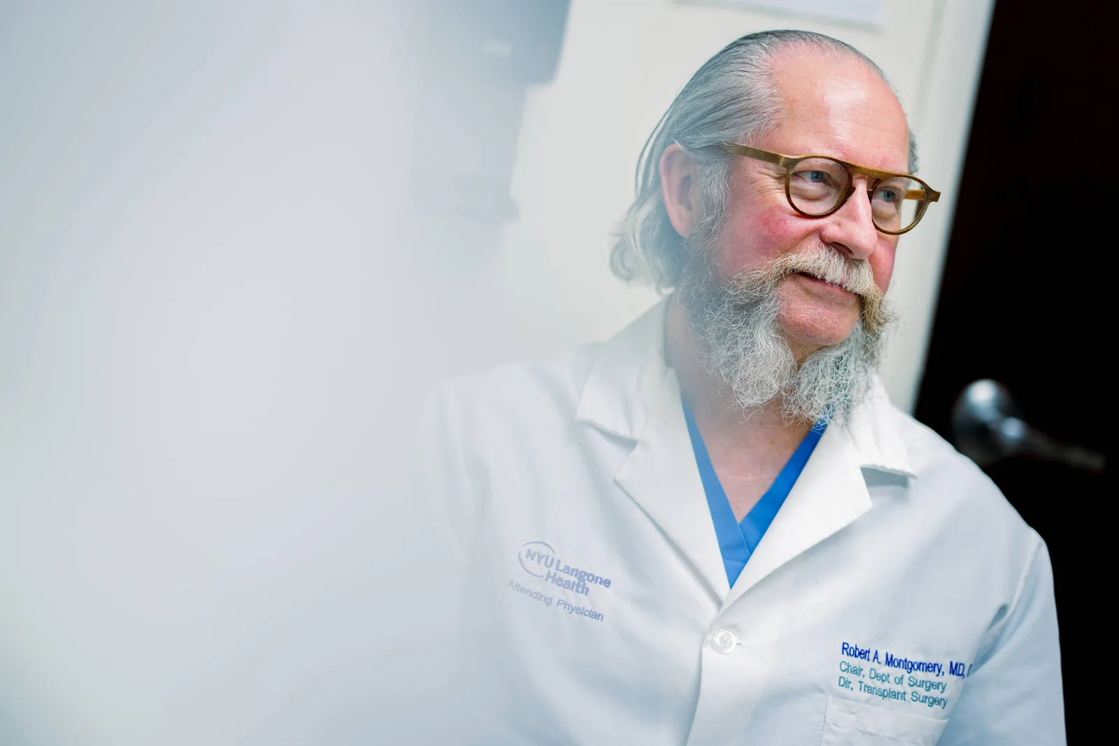 Médico que recebeu transplante lidera testes com órgãos de porcos