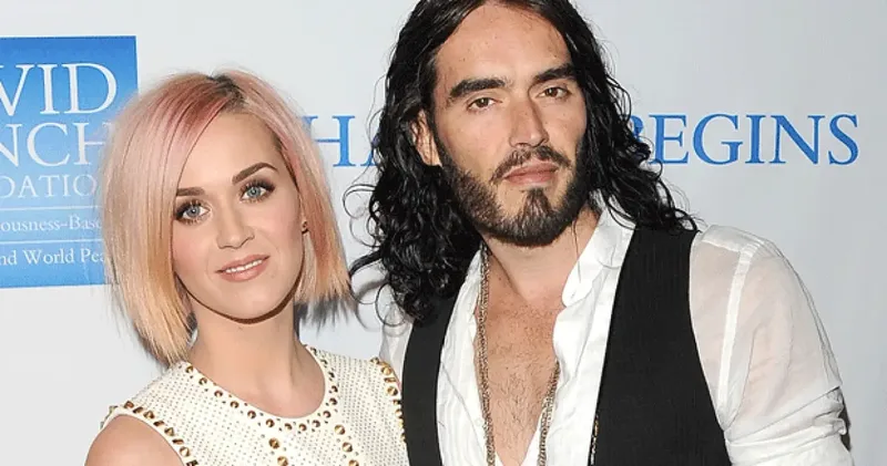 Russell Brand começa a ser julgado em Londres por sete acusações