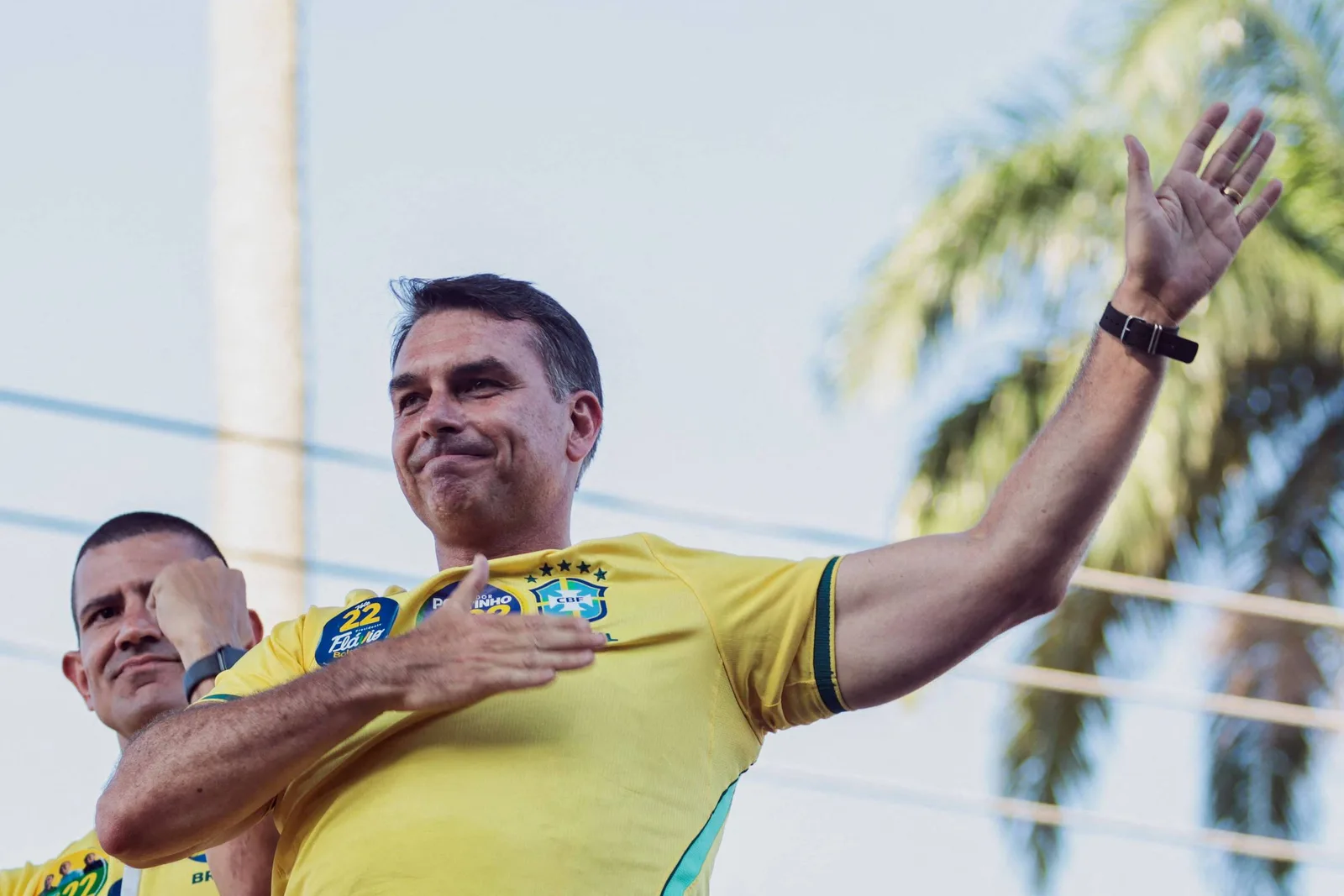 Flávio Bolsonaro critica Lula e promete explorar petróleo em ato em Aracaju