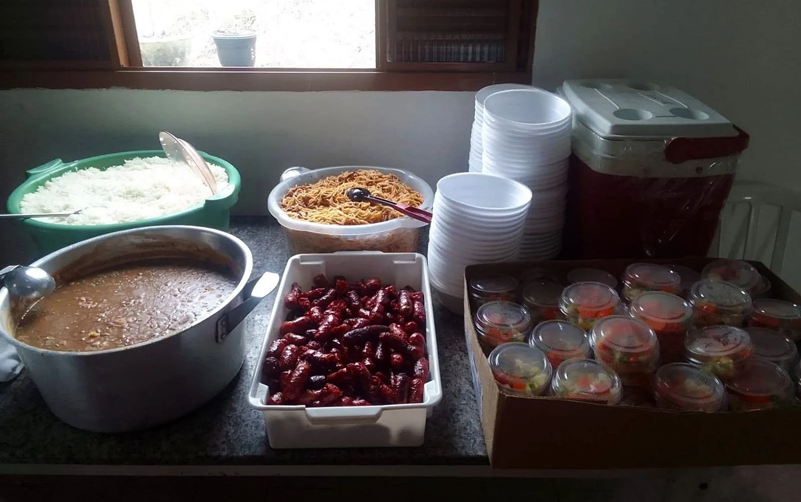 Voluntários preparam 1.500 marmitas para ação do Dia das Crianças em Varginha