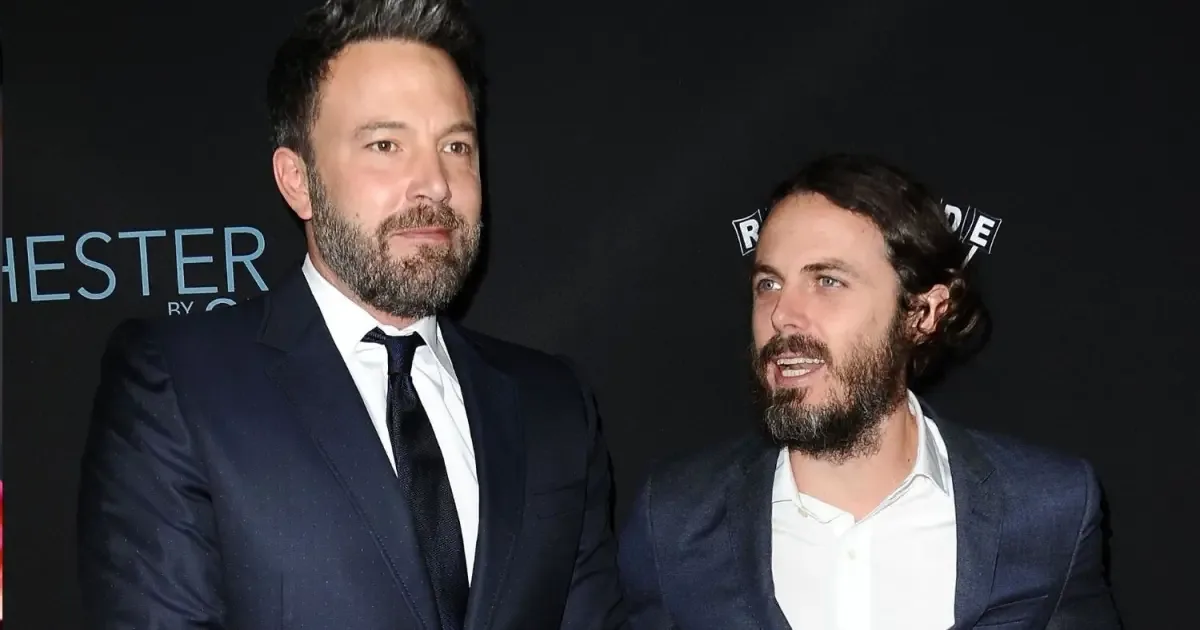 Casey Affleck dedica Company aos pais após mortes em 2026