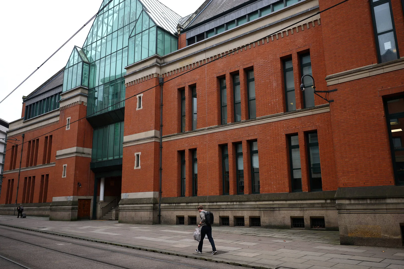 Doze homens negam acusações em julgamento sobre crimes sexuais na Inglaterra