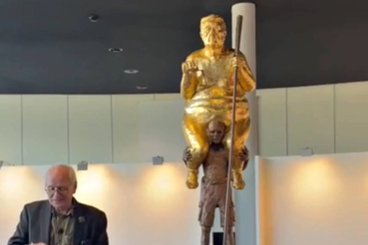 Estátua satírica de Trump é exposta no Parlamento Europeu