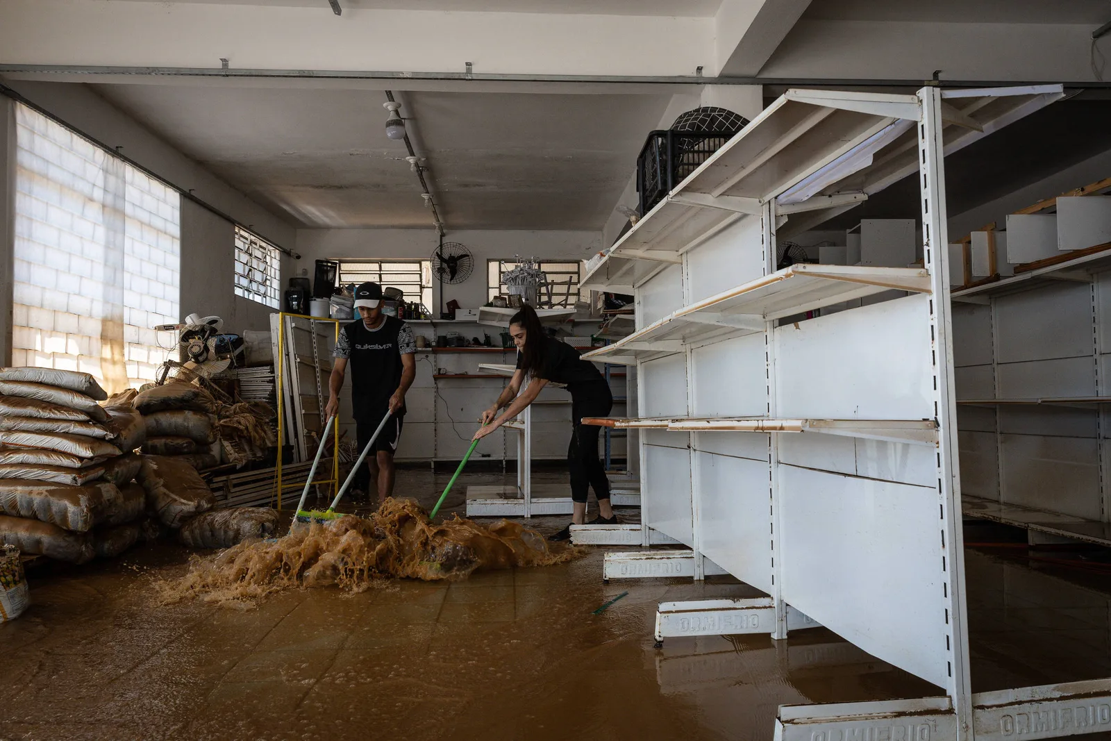 Rio Ribeira chega a até 13 metros e amplia danos em Eldorado