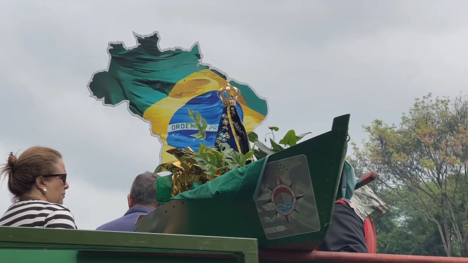 Procissão leva imagem de Nossa Senhora Aparecida pelos rios Tietê e Sorocaba