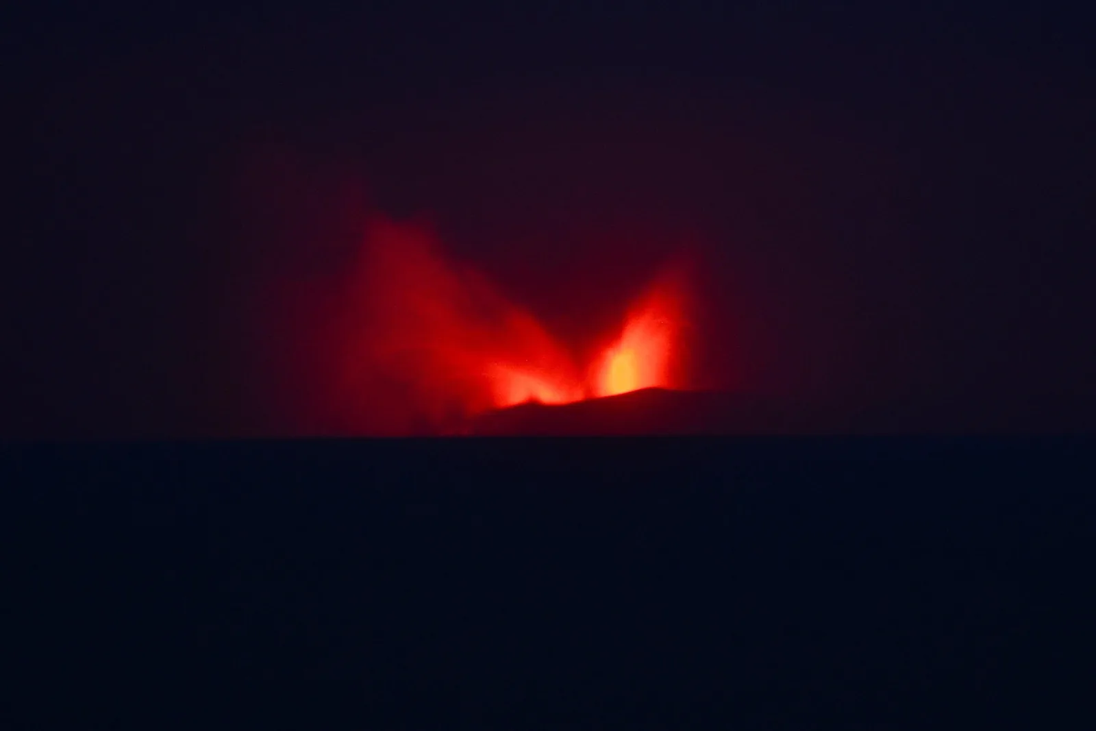 Erupção do Anak Krakatau leva aeroporto de Jacarta a cancelar 209 voos