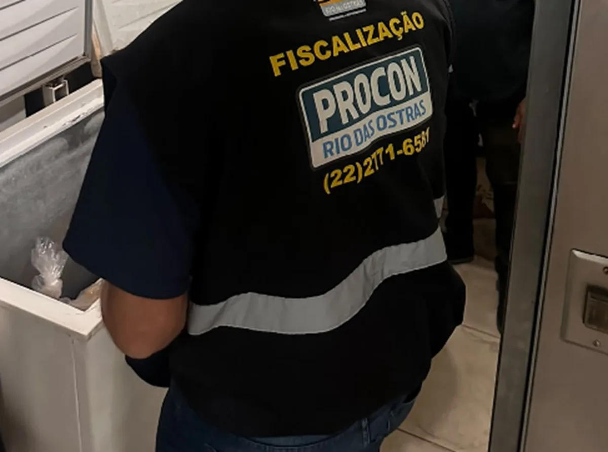 Fiscalização apreende alimentos vencidos e aponta falhas em hospital de Rio das Ostras