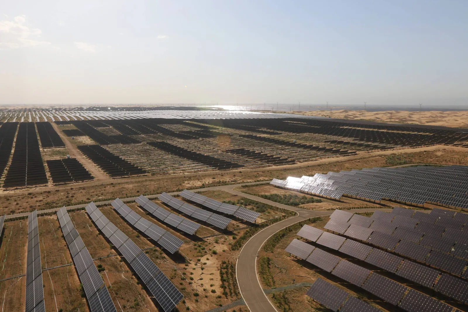 Tecnologias chinesas exportadas evitaram 374 milhões de MtCO2 em 2025