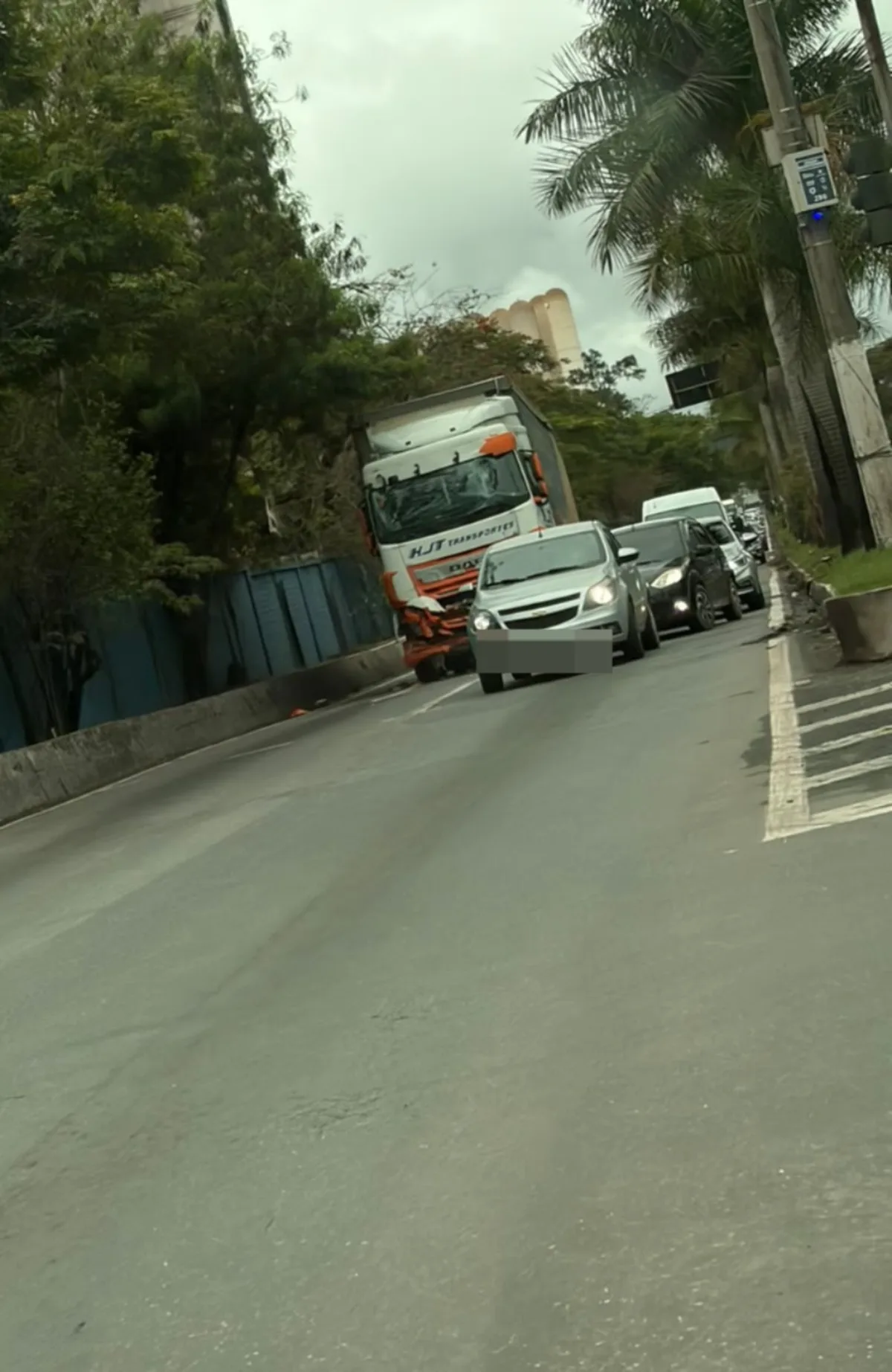 Falha no motor mantém carreta parada após colisão na BR-393, em Volta Redonda