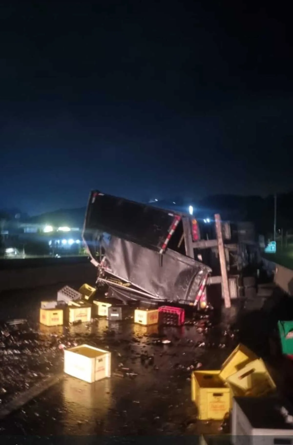 Tentativa de saque ocorre após tombamento de caminhão na Via Dutra