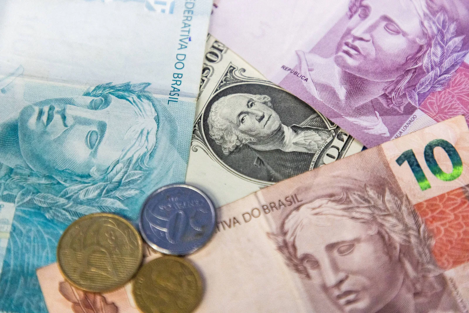 Mercados encerram o dia com dólar em alta e Ibovespa em queda