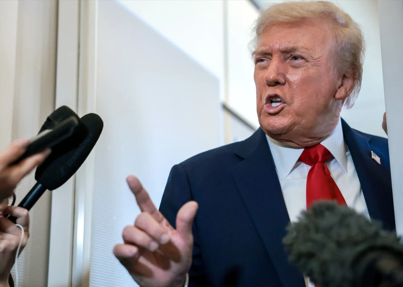 Repórteres têm entrada negada na Casa Branca após decisão de Trump