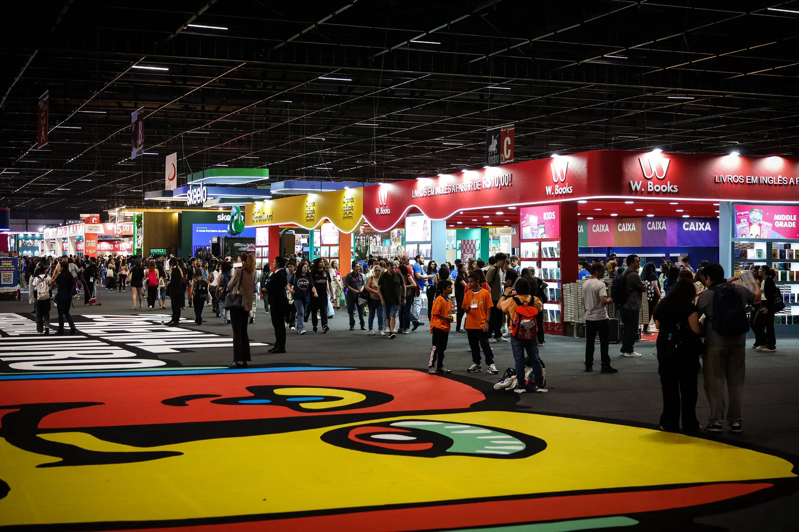 Ficção científica brasileira e romance marcam dia de menor movimento na Bienal