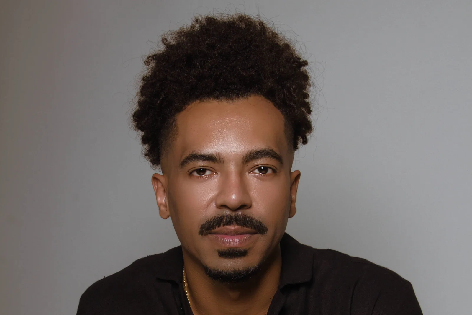 Racismo expõe pessoas negras a traumas repetidos, afirma Lucas Veiga