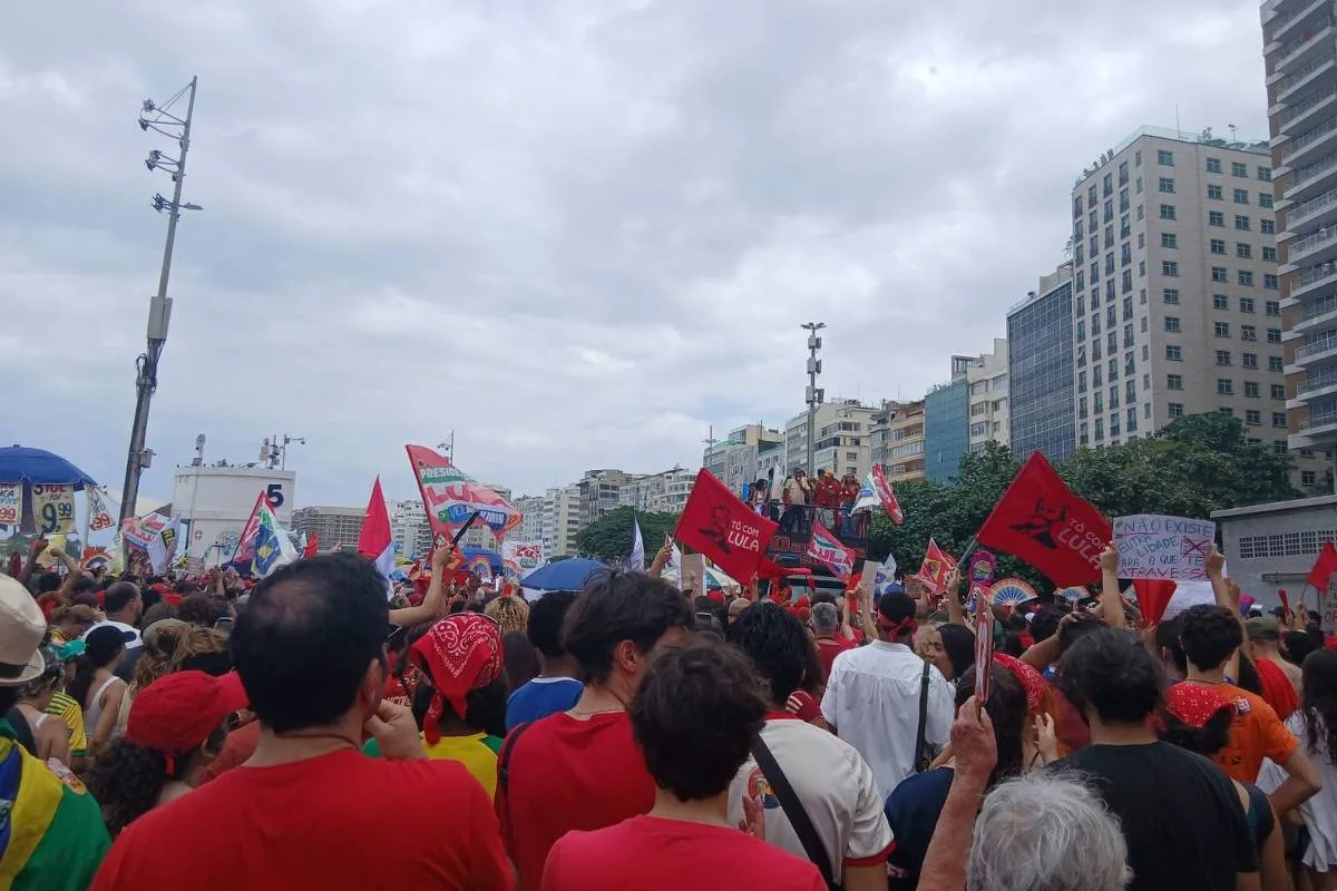 Mobilização de esquerda leva apoio a Lula à orla de Copacabana
