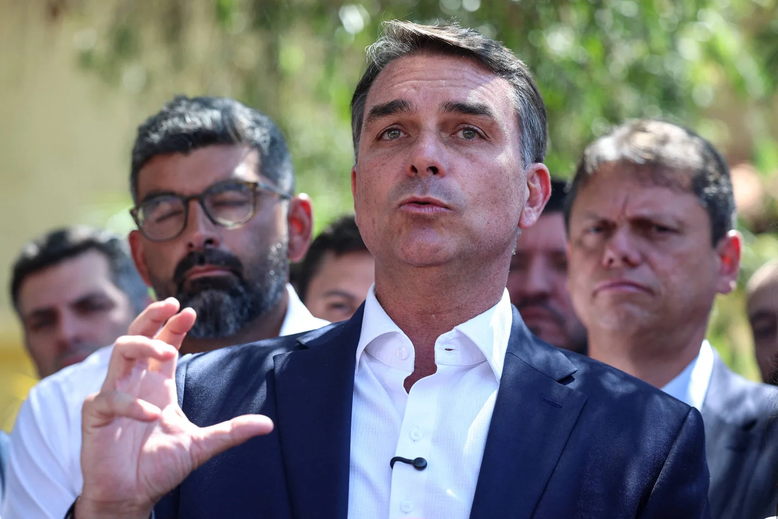 Emendas de Flávio Bolsonaro bancam empresas sob investigação e entidades questionadas