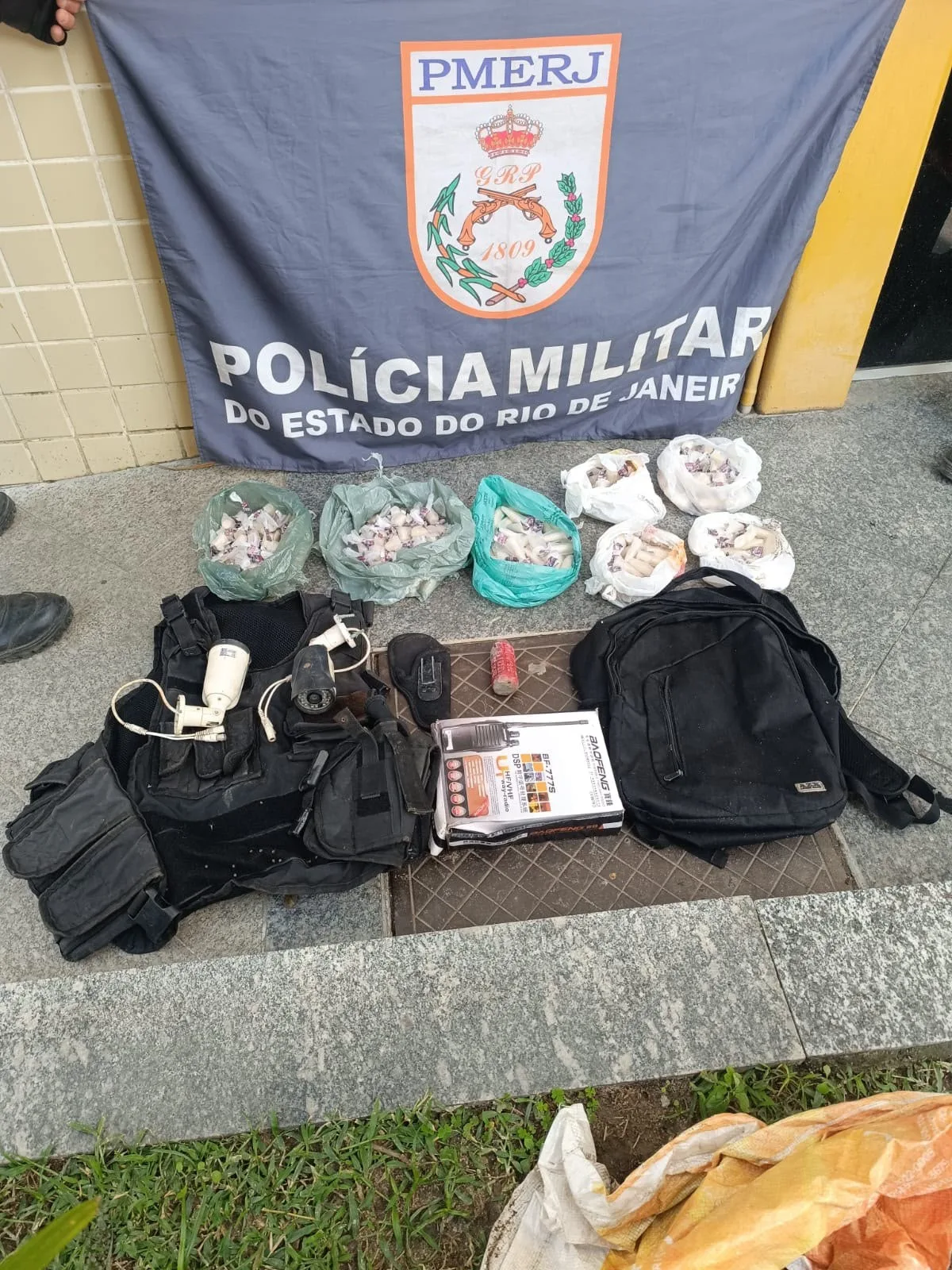 Material ligado ao tráfico é levado à delegacia após apreensão em Araruama