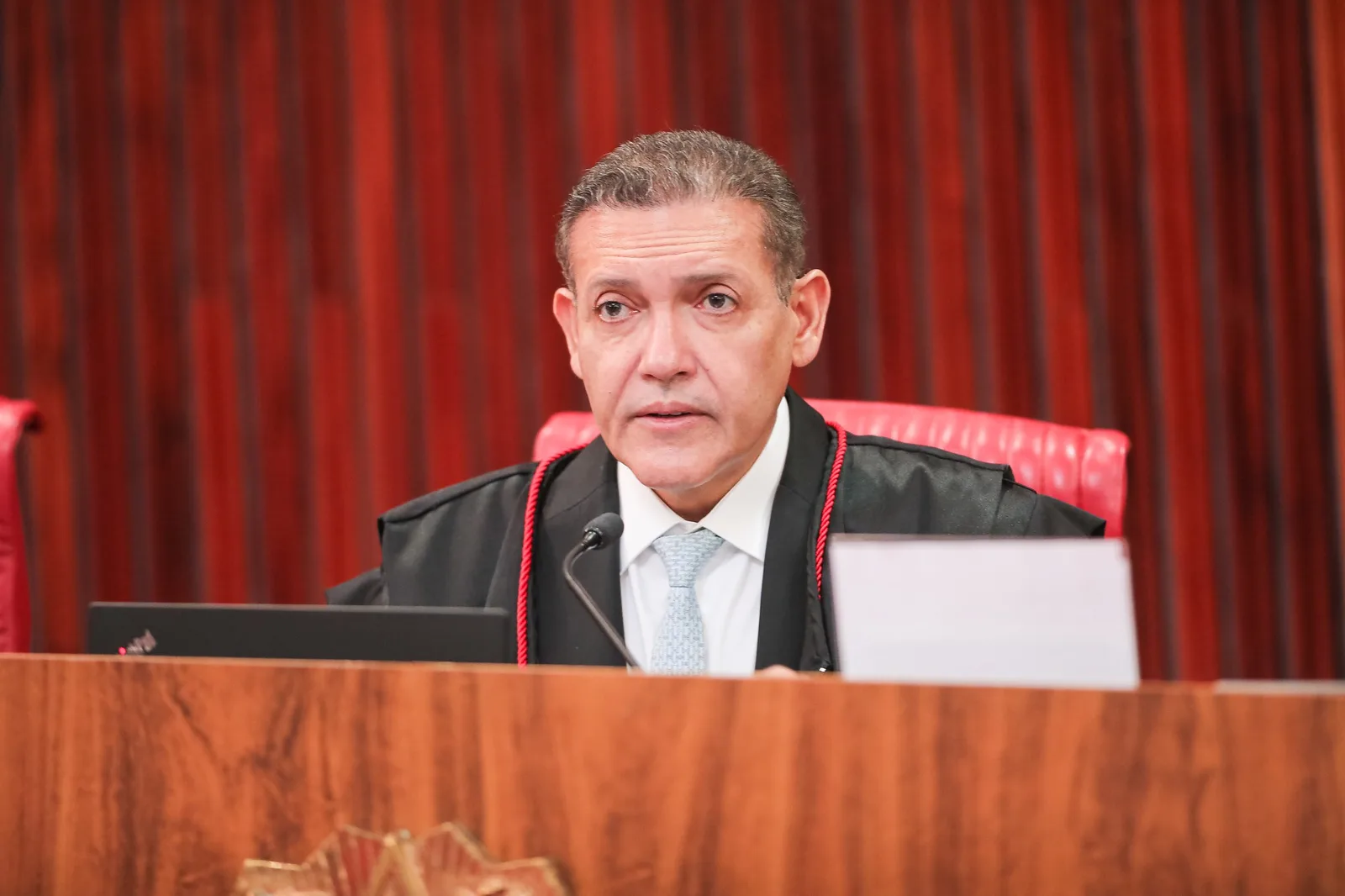 TSE manda recolher jornal sindical após pedido da campanha de Flávio Bolsonaro