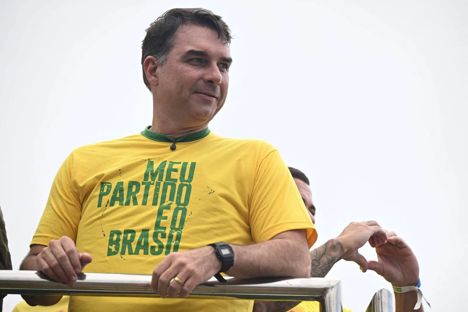 Decisão de Mendonça inclui Flávio Bolsonaro em investigação sobre financiamento de Dark Horse
