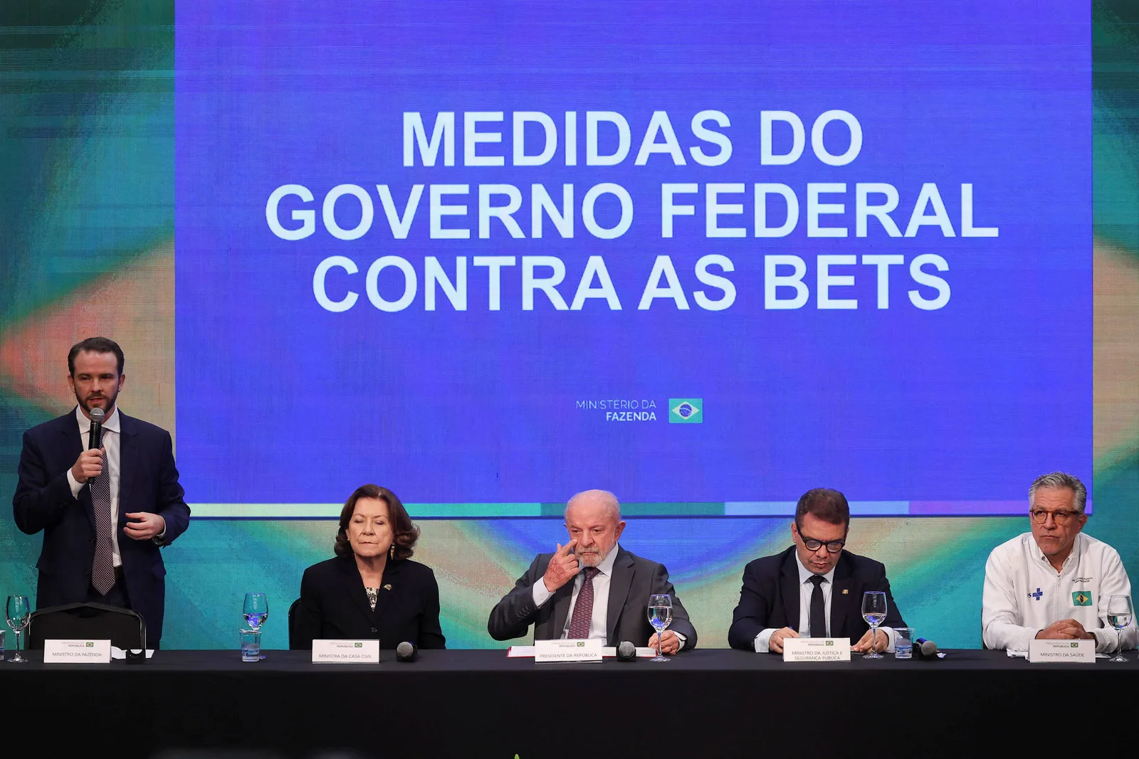 Governo prepara reunião com clubes após veto às bets