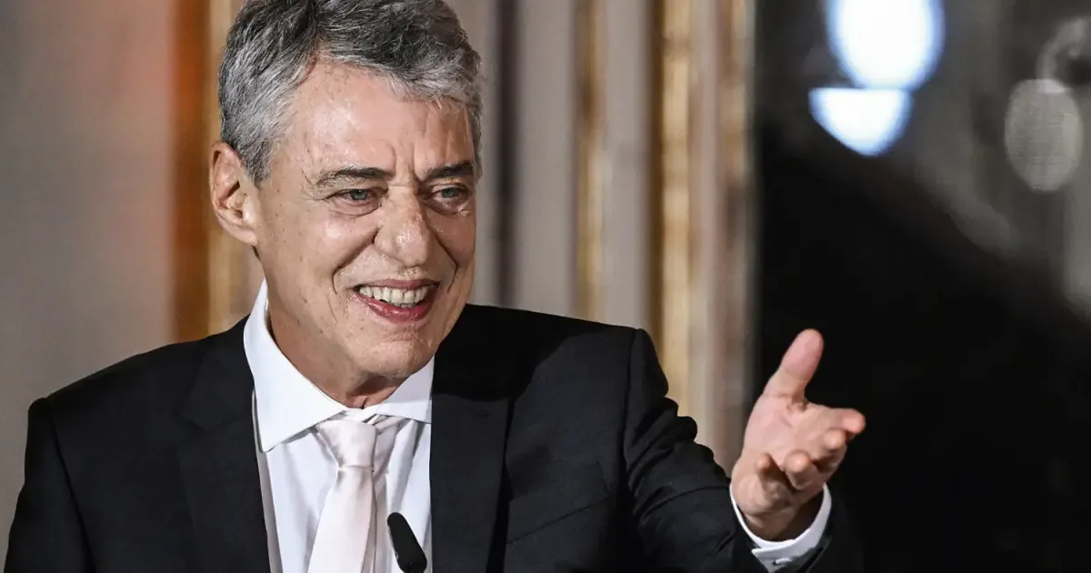 Ratinho e Thiago Asmar terão de se retratar por falas sobre Chico Buarque