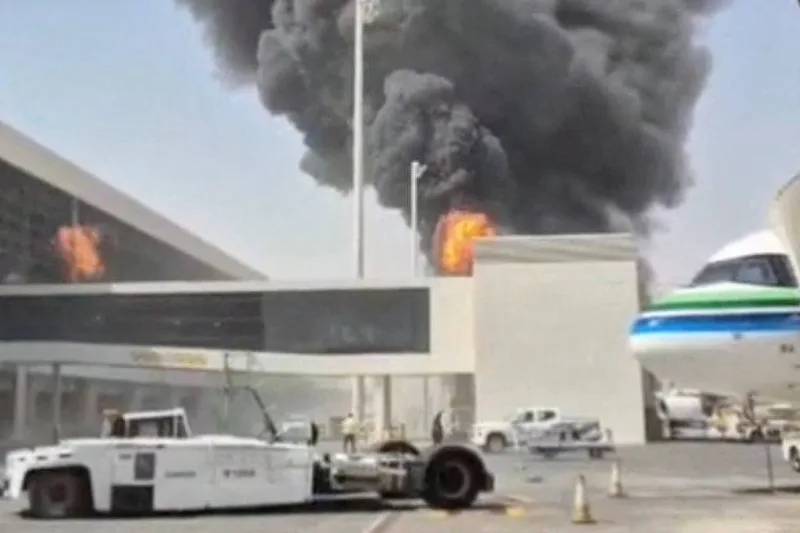 Ataque atinge aeroporto de Riad, enquanto houthis ameaçam voos na Arábia Saudita
