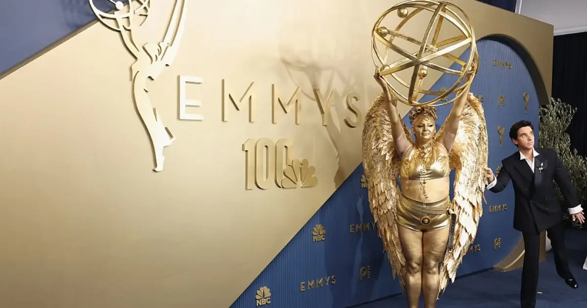 Meg Stalter vai ao Emmy vestida como a estatueta da premiação