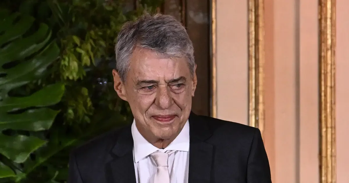 Chico Buarque registra notícia-crime por ameaça publicada na internet