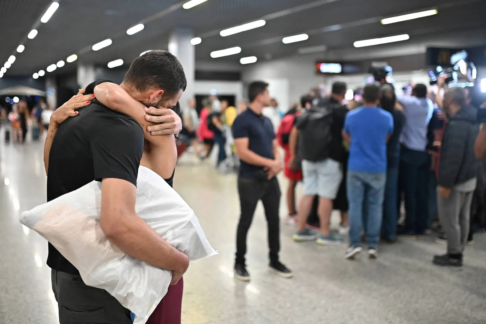 Detenções de brasileiros pelo ICE dobram sob Trump, e 60% acabam deportados